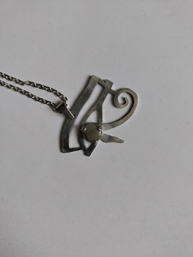 Pendentif symbole égyptien oeil d'Horus argenté et labradorite LEIA&CO