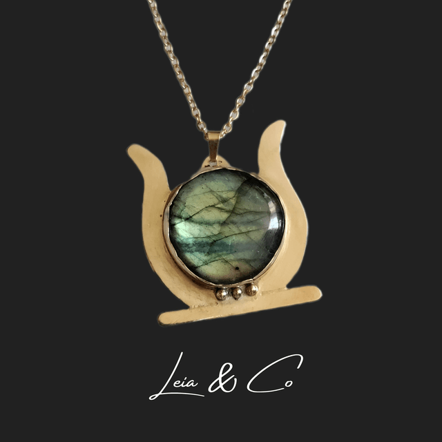 Collier disque solaire égyptien et Labradorite verte LEIA&CO