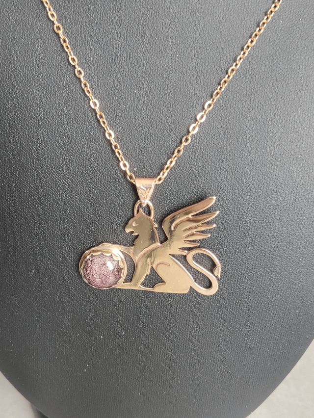 Pendentif Griffon doré et verre dichroïque rouge-rose LEIA&CO