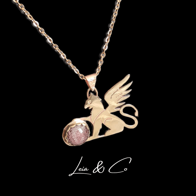 Pendentif Griffon doré et verre dichroïque rouge-rose LEIA&CO