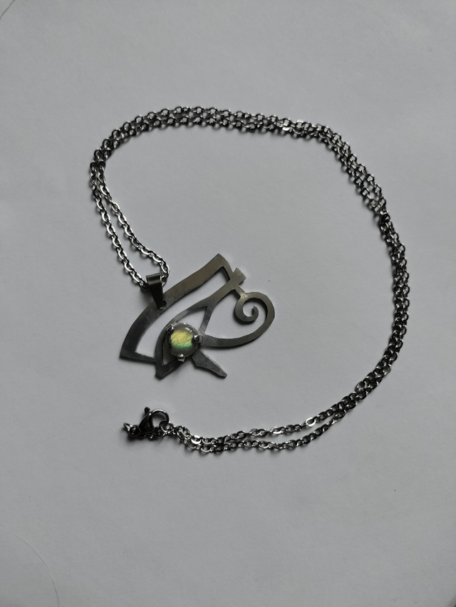 Pendentif symbole égyptien oeil d'Horus argenté et labradorite LEIA&CO
