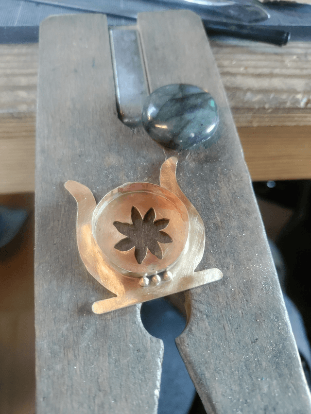 Collier disque solaire égyptien et Labradorite verte LEIA&CO
