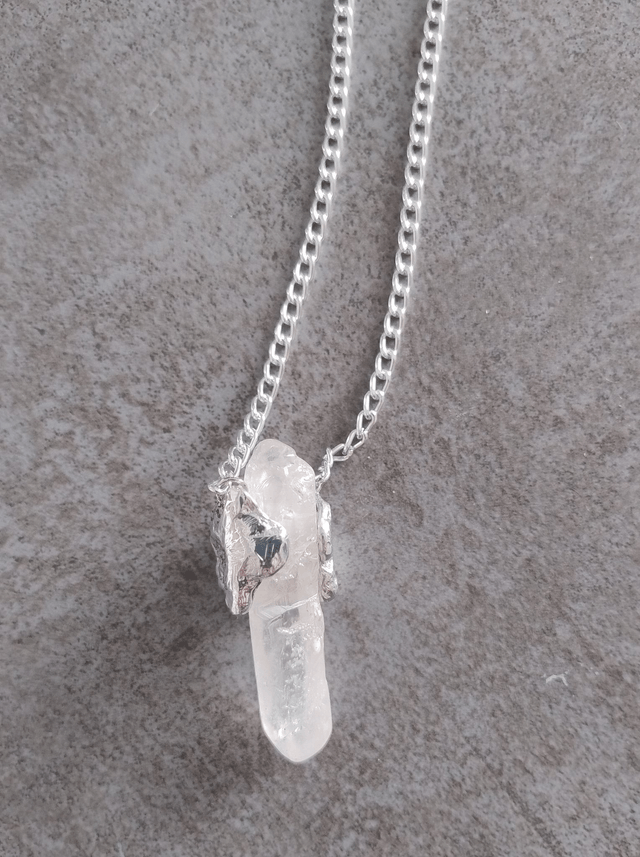 Amulette tête de mort et pointe de cristal LEIA&CO