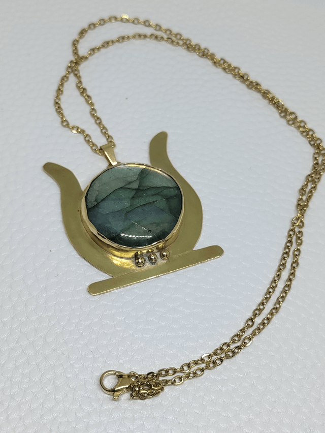 Collier disque solaire égyptien et Labradorite verte LEIA&CO