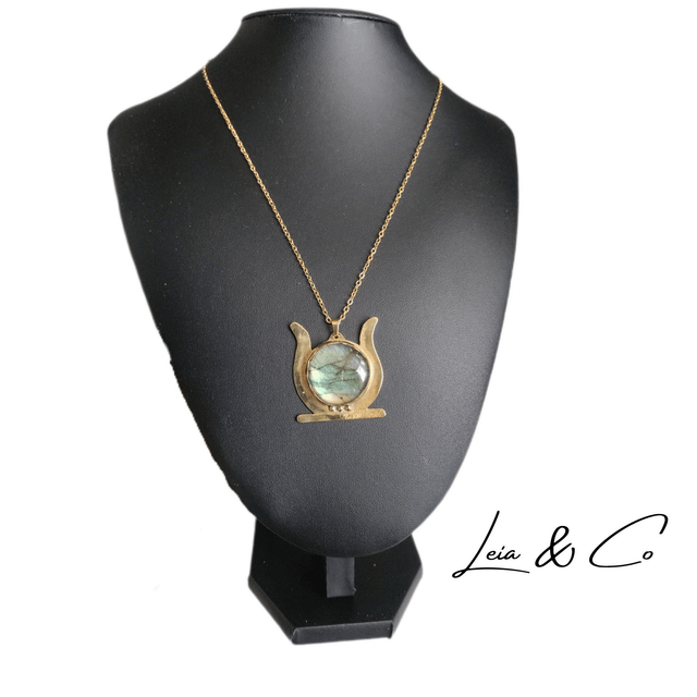 Collier disque solaire égyptien et Labradorite verte LEIA&CO