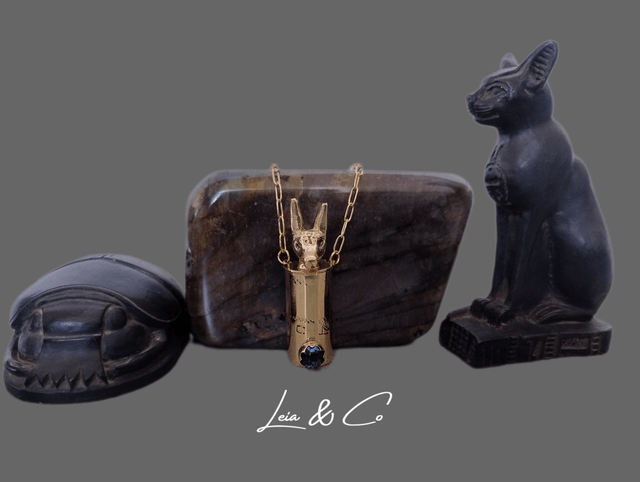 Collier amulette boîte à secrets Anubis LEIA&CO