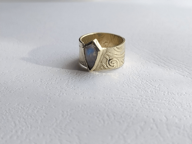 Bague Yuna en laiton doré et pierre de Lune arc en ciel LEIA&CO
