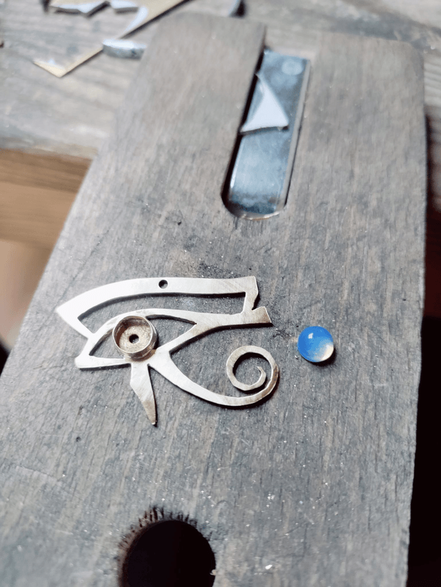Pendentif symbole égyptien oeil d'Horus doré avec Opalite LEIA&CO