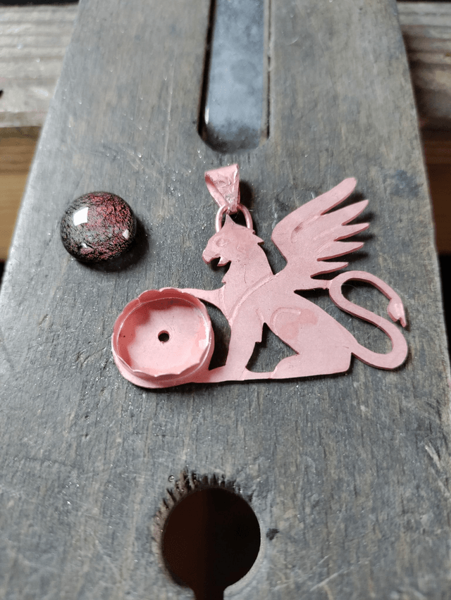 Pendentif Griffon doré et verre dichroïque rouge-rose LEIA&CO