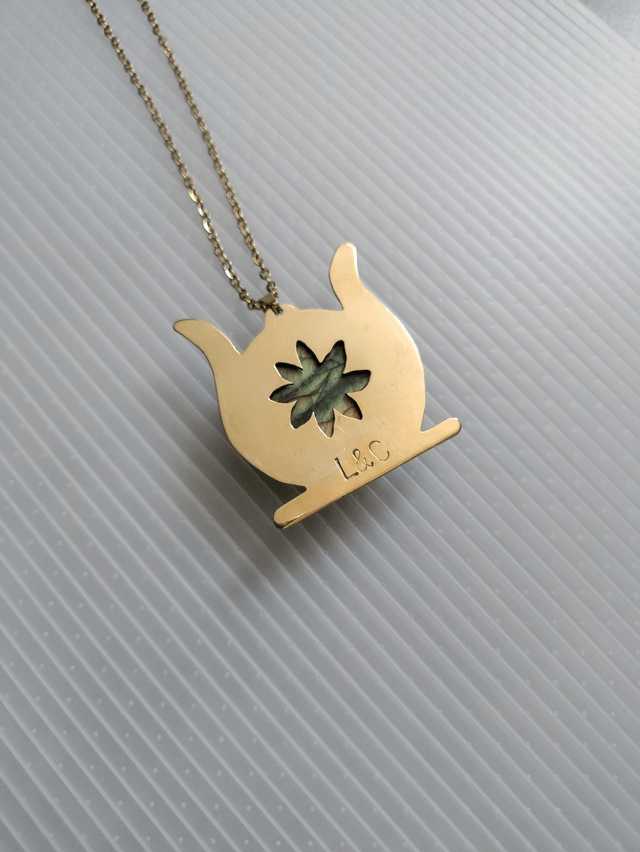 Collier disque solaire égyptien et Labradorite verte LEIA&CO