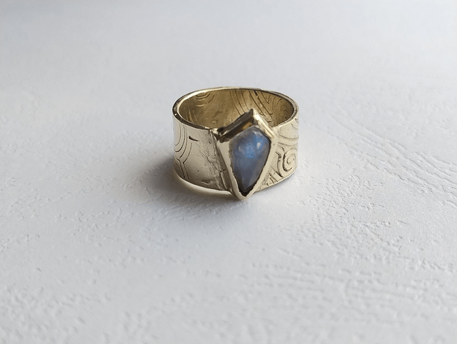 Bague Yuna en laiton doré et pierre de Lune arc en ciel LEIA&CO