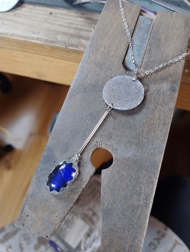 Collier chakra Brahma avec mandala et verre dichroïque bleu LEIA&CO